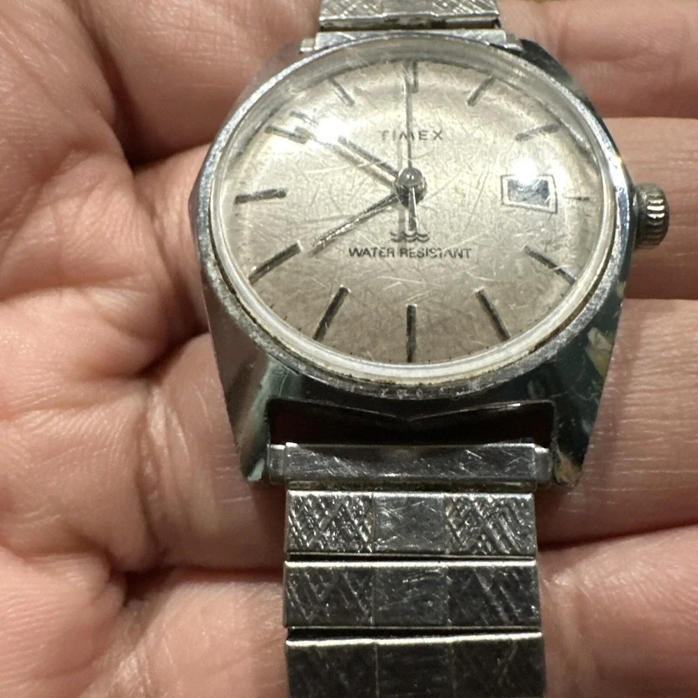 Running Vintage Timex‎ Mechanical Wristwatch Water Resistant Date Watch Silver